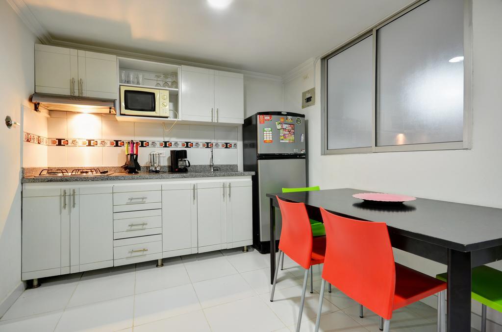 Apartamentos Amoblados Jg De La 70 Medellin Bagian luar foto