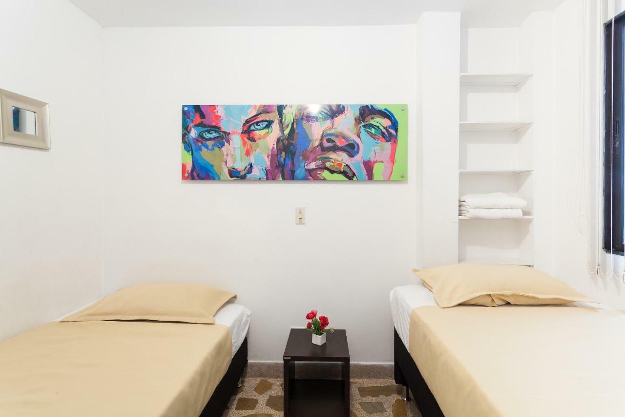 Apartamentos Amoblados Jg De La 70 Medellin Bagian luar foto
