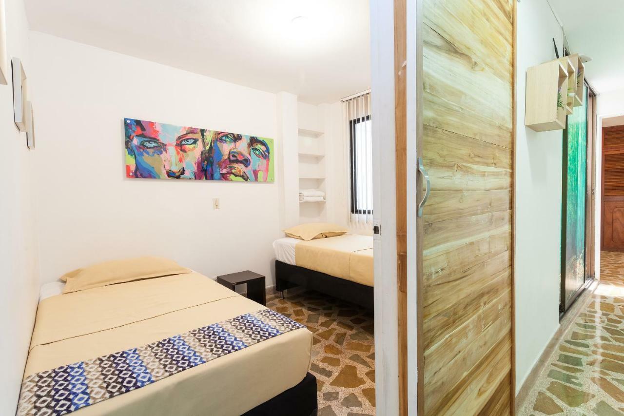 Apartamentos Amoblados Jg De La 70 Medellin Bagian luar foto