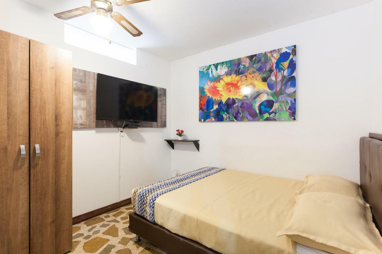 Apartamentos Amoblados Jg De La 70 Medellin Bagian luar foto