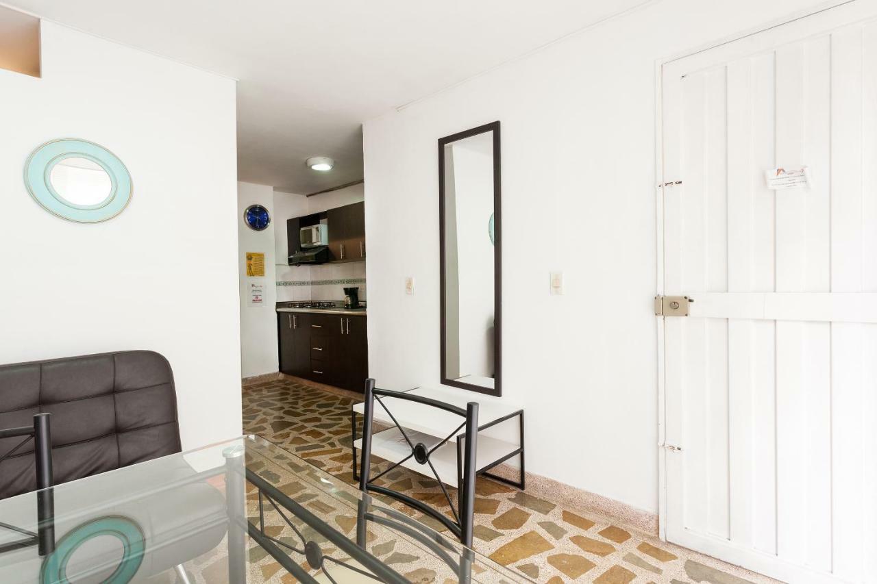 Apartamentos Amoblados Jg De La 70 Medellin Bagian luar foto