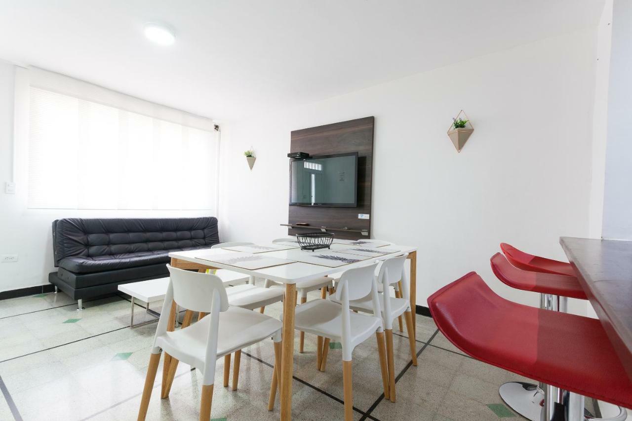 Apartamentos Amoblados Jg De La 70 Medellin Bagian luar foto