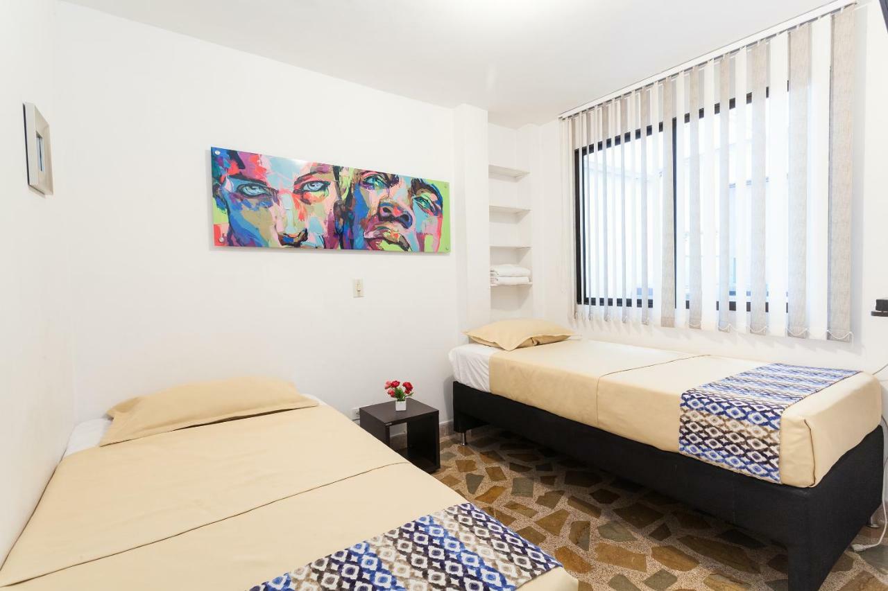Apartamentos Amoblados Jg De La 70 Medellin Bagian luar foto