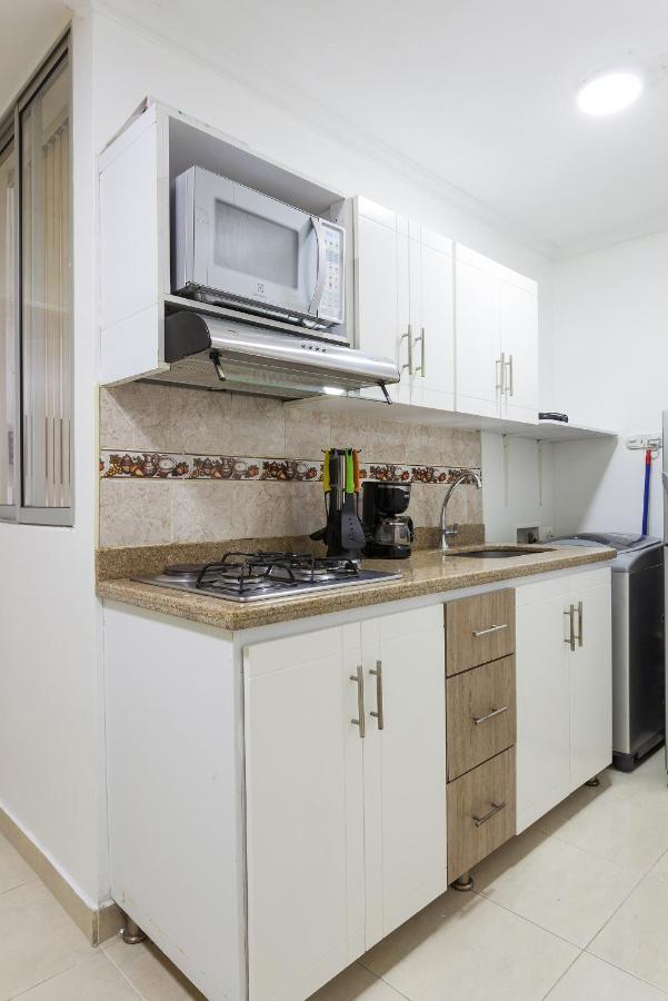 Apartamentos Amoblados Jg De La 70 Medellin Bagian luar foto