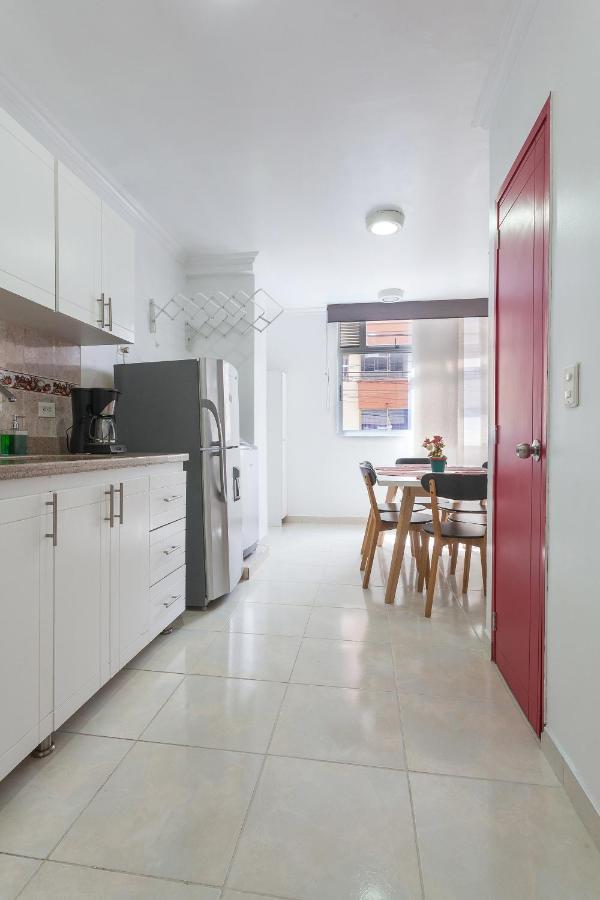 Apartamentos Amoblados Jg De La 70 Medellin Bagian luar foto
