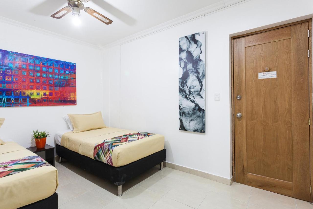 Apartamentos Amoblados Jg De La 70 Medellin Bagian luar foto